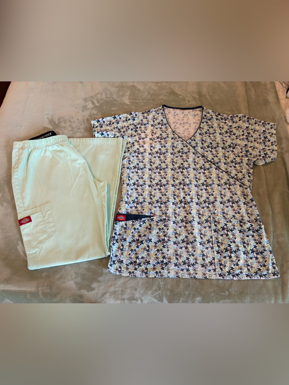Women’s Scrub Set Floral in Light Mint and Navy Size Medium in Top & Pants